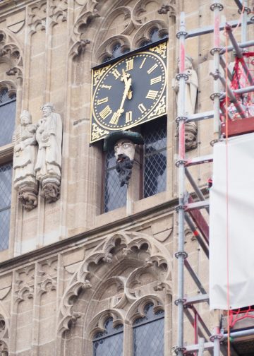 Uhr an Kirche